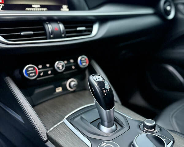 Чорний Альфа Ромео Стелвіо, об'ємом двигуна 2 л та пробігом 68 тис. км за 20900 $, фото 16 на Automoto.ua