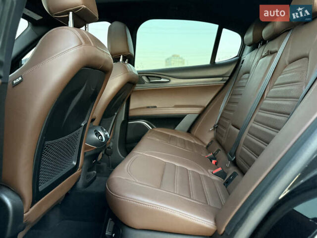 Чорний Альфа Ромео Стелвіо, об'ємом двигуна 2 л та пробігом 67 тис. км за 18500 $, фото 17 на Automoto.ua