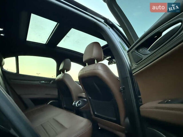 Чорний Альфа Ромео Стелвіо, об'ємом двигуна 2 л та пробігом 67 тис. км за 18500 $, фото 19 на Automoto.ua