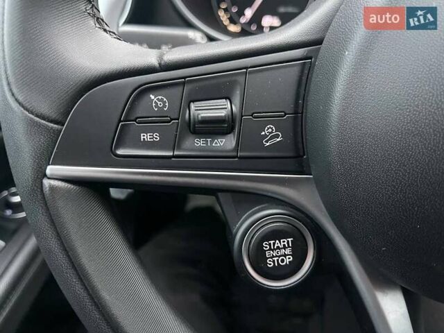 Чорний Альфа Ромео Стелвіо, об'ємом двигуна 2 л та пробігом 129 тис. км за 24990 $, фото 18 на Automoto.ua