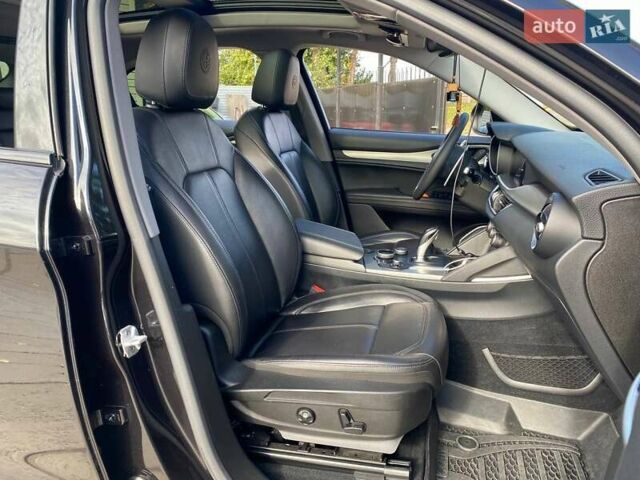 Альфа Ромео Стелвио 2019 в Киеве на Automoto.ua Черный Альфа Ромео Стелвио, объемом двигателя 2 л и пробегом 129 тыс. км за 24990 $, фото 12 на Automoto.ua