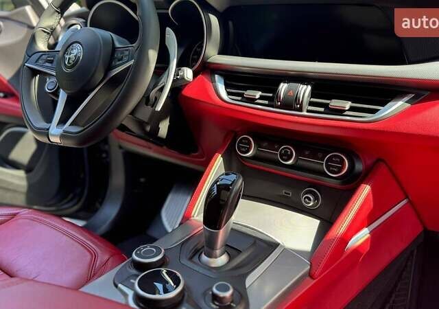 Черный Альфа Ромео Стелвио, объемом двигателя 2 л и пробегом 59 тыс. км за 26500 $, фото 12 на Automoto.ua