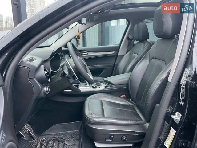 Чорний Альфа Ромео Стелвіо, об'ємом двигуна 2 л та пробігом 129 тис. км за 24990 $, фото 8 на Automoto.ua