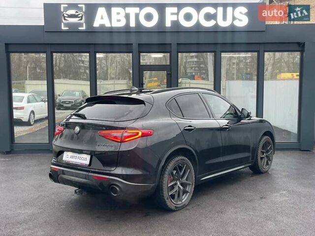 Чорний Альфа Ромео Стелвіо, об'ємом двигуна 2 л та пробігом 129 тис. км за 24990 $, фото 4 на Automoto.ua