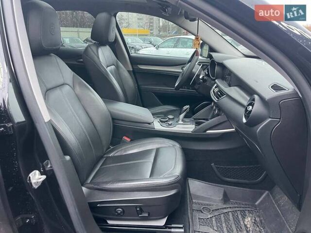 Чорний Альфа Ромео Стелвіо, об'ємом двигуна 2 л та пробігом 129 тис. км за 24990 $, фото 11 на Automoto.ua