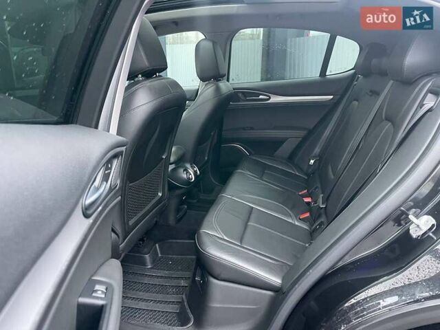 Чорний Альфа Ромео Стелвіо, об'ємом двигуна 2 л та пробігом 129 тис. км за 24990 $, фото 9 на Automoto.ua