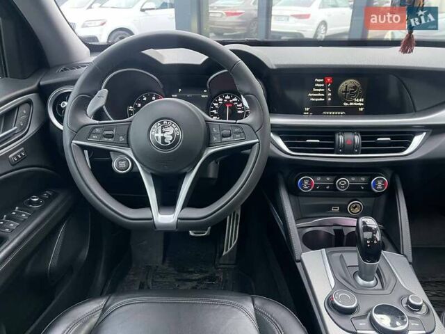 Чорний Альфа Ромео Стелвіо, об'ємом двигуна 2 л та пробігом 129 тис. км за 24990 $, фото 13 на Automoto.ua