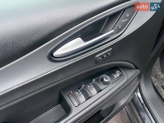 Чорний Альфа Ромео Стелвіо, об'ємом двигуна 2 л та пробігом 129 тис. км за 24990 $, фото 15 на Automoto.ua