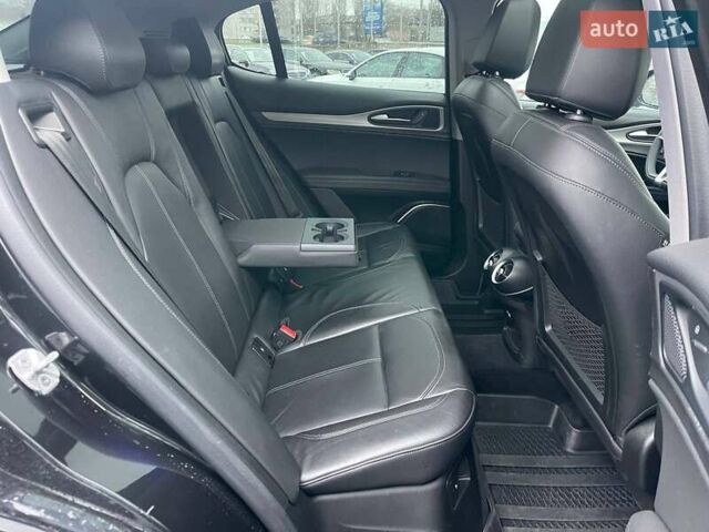 Чорний Альфа Ромео Стелвіо, об'ємом двигуна 2 л та пробігом 129 тис. км за 24990 $, фото 10 на Automoto.ua