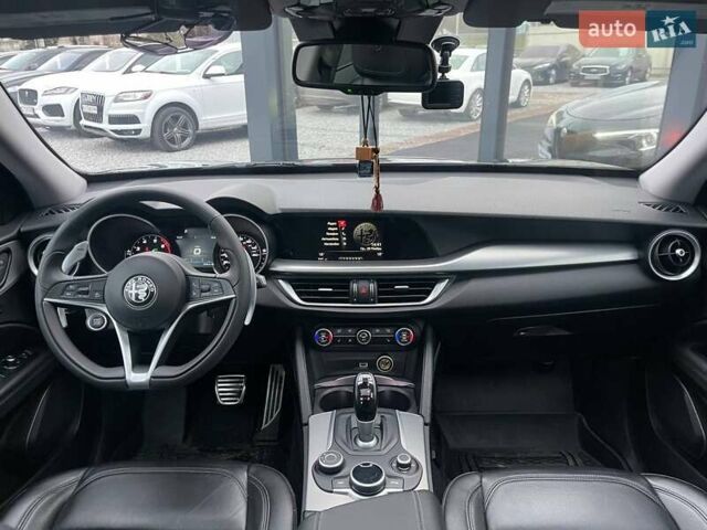 Чорний Альфа Ромео Стелвіо, об'ємом двигуна 2 л та пробігом 129 тис. км за 24990 $, фото 12 на Automoto.ua