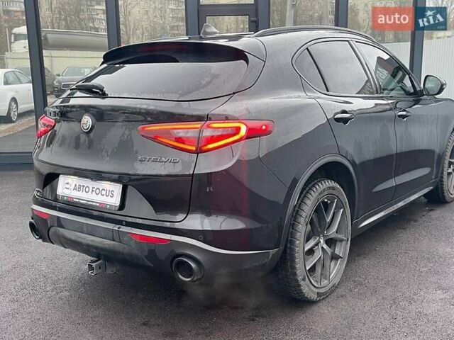 Чорний Альфа Ромео Стелвіо, об'ємом двигуна 2 л та пробігом 129 тис. км за 24990 $, фото 5 на Automoto.ua