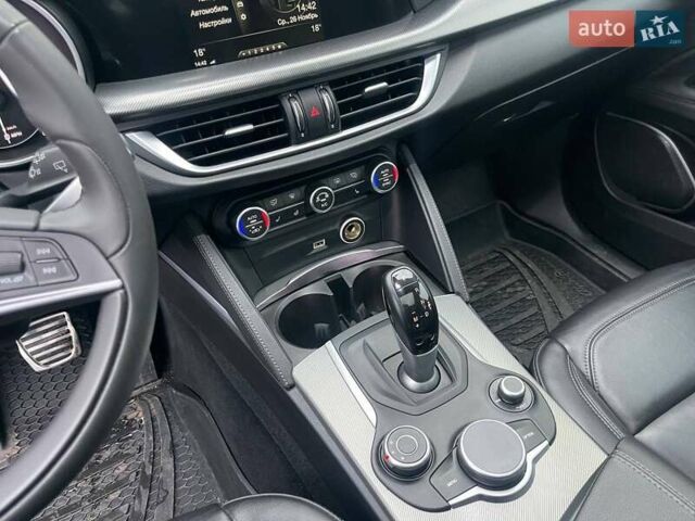 Чорний Альфа Ромео Стелвіо, об'ємом двигуна 2 л та пробігом 129 тис. км за 24990 $, фото 22 на Automoto.ua