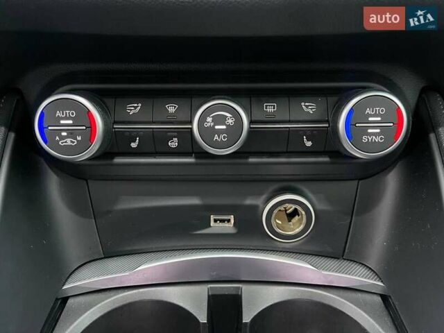 Чорний Альфа Ромео Стелвіо, об'ємом двигуна 2 л та пробігом 129 тис. км за 24990 $, фото 23 на Automoto.ua