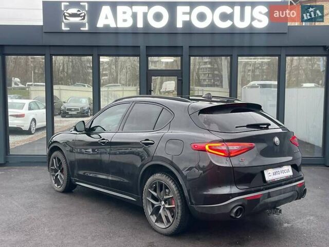 Чорний Альфа Ромео Стелвіо, об'ємом двигуна 2 л та пробігом 129 тис. км за 24990 $, фото 7 на Automoto.ua