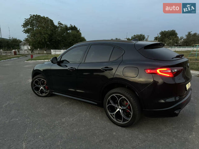 Черный Альфа Ромео Стелвио, объемом двигателя 2 л и пробегом 62 тыс. км за 19800 $, фото 4 на Automoto.ua
