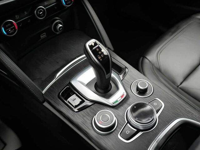 Чорний Альфа Ромео Стелвіо, об'ємом двигуна 2 л та пробігом 42 тис. км за 9900 $, фото 10 на Automoto.ua