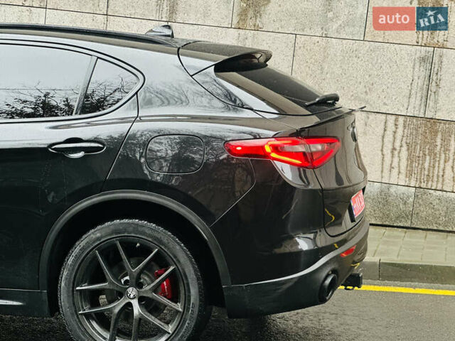 Черный Альфа Ромео Стелвио, объемом двигателя 2 л и пробегом 81 тыс. км за 22000 $, фото 5 на Automoto.ua