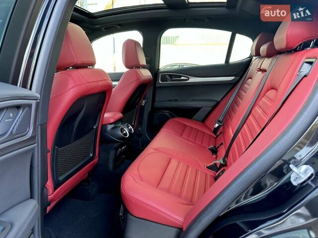 Чорний Альфа Ромео Стелвіо, об'ємом двигуна 2 л та пробігом 25 тис. км за 45500 $, фото 34 на Automoto.ua