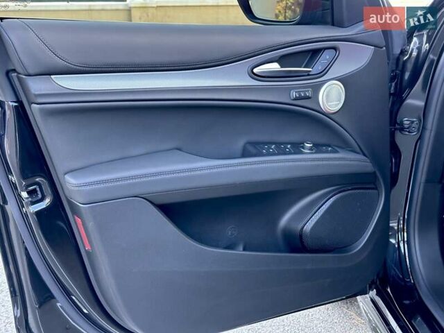 Чорний Альфа Ромео Стелвіо, об'ємом двигуна 2 л та пробігом 25 тис. км за 45500 $, фото 29 на Automoto.ua