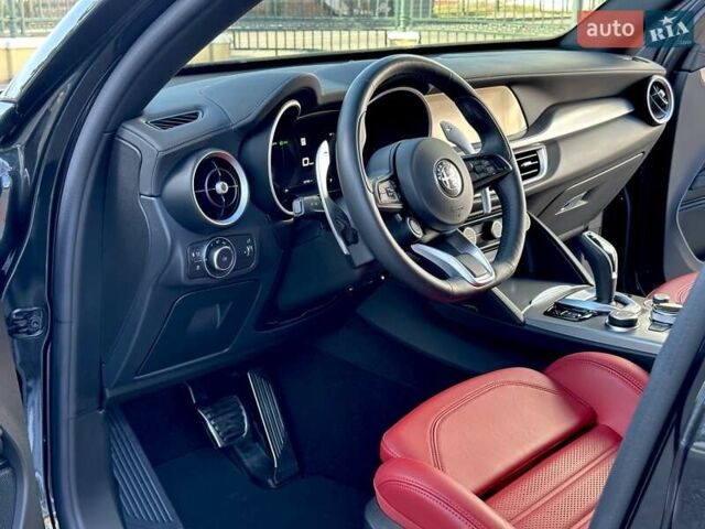 Чорний Альфа Ромео Стелвіо, об'ємом двигуна 2 л та пробігом 25 тис. км за 45500 $, фото 25 на Automoto.ua