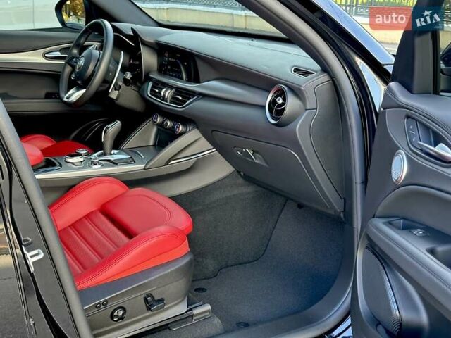 Чорний Альфа Ромео Стелвіо, об'ємом двигуна 2 л та пробігом 25 тис. км за 45500 $, фото 39 на Automoto.ua