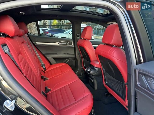 Чорний Альфа Ромео Стелвіо, об'ємом двигуна 2 л та пробігом 25 тис. км за 45500 $, фото 36 на Automoto.ua