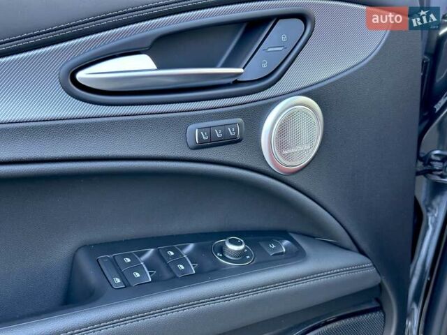 Чорний Альфа Ромео Стелвіо, об'ємом двигуна 2 л та пробігом 25 тис. км за 45500 $, фото 30 на Automoto.ua