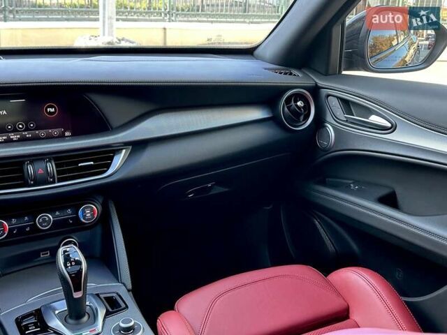 Чорний Альфа Ромео Стелвіо, об'ємом двигуна 2 л та пробігом 25 тис. км за 45500 $, фото 19 на Automoto.ua
