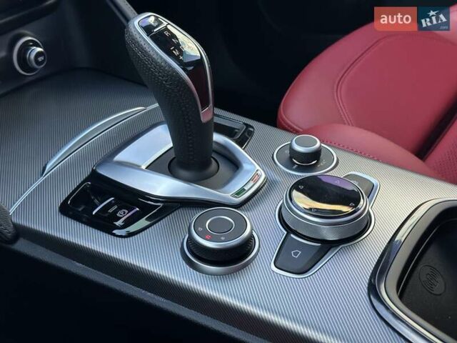 Чорний Альфа Ромео Стелвіо, об'ємом двигуна 2 л та пробігом 25 тис. км за 45500 $, фото 57 на Automoto.ua