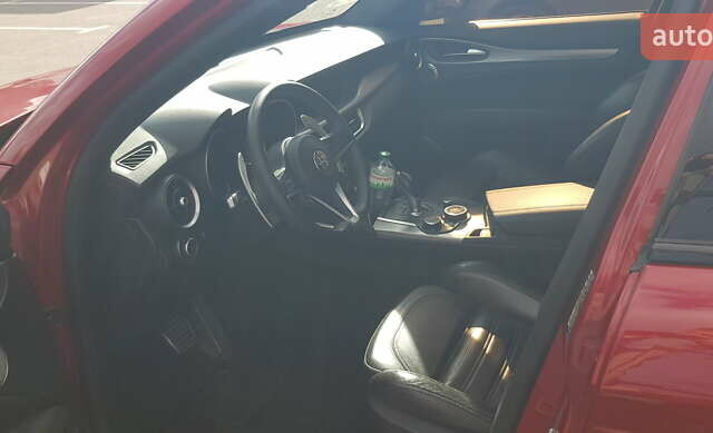Червоний Альфа Ромео Стелвіо, об'ємом двигуна 2 л та пробігом 126 тис. км за 18700 $, фото 4 на Automoto.ua