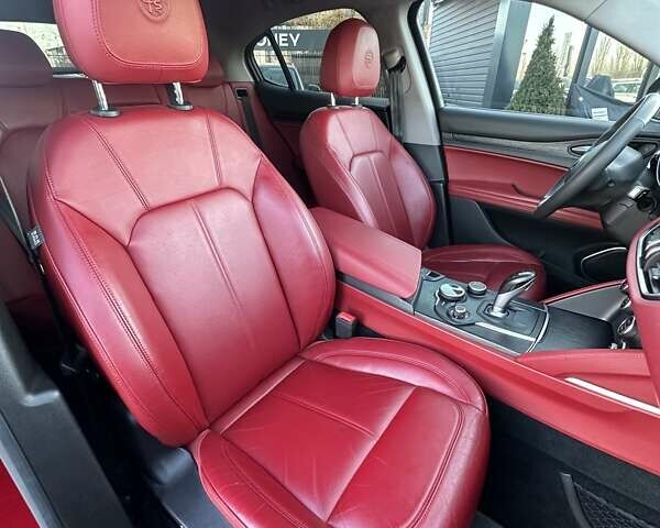 Красный Альфа Ромео Стелвио, объемом двигателя 2 л и пробегом 61 тыс. км за 19200 $, фото 28 на Automoto.ua