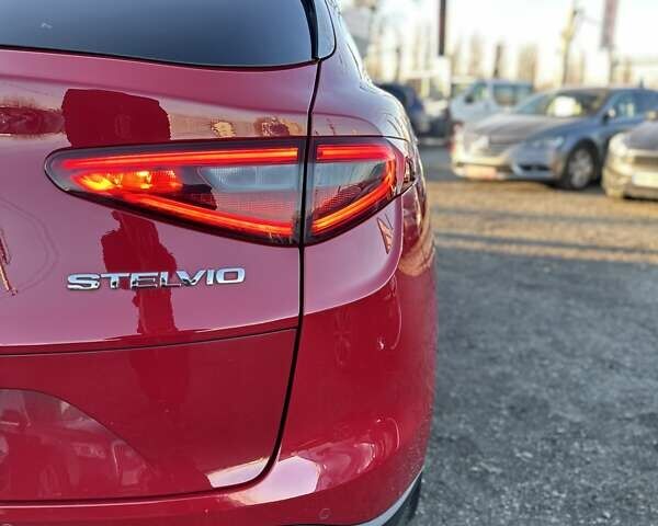 Красный Альфа Ромео Стелвио, объемом двигателя 2 л и пробегом 61 тыс. км за 19200 $, фото 13 на Automoto.ua