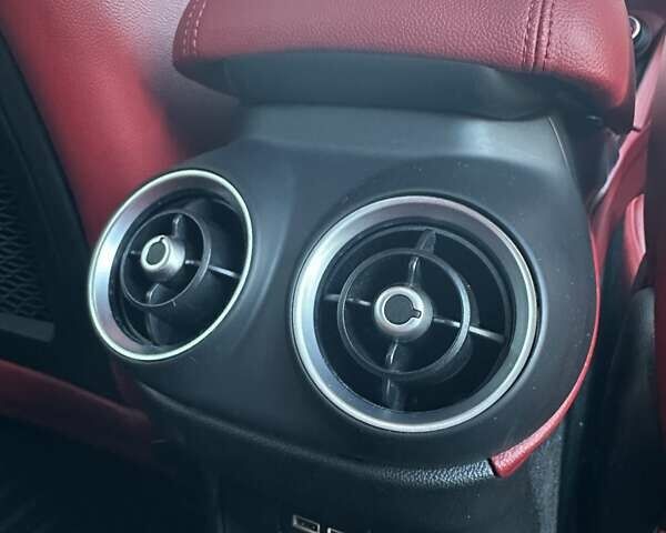 Красный Альфа Ромео Стелвио, объемом двигателя 2 л и пробегом 61 тыс. км за 19200 $, фото 25 на Automoto.ua