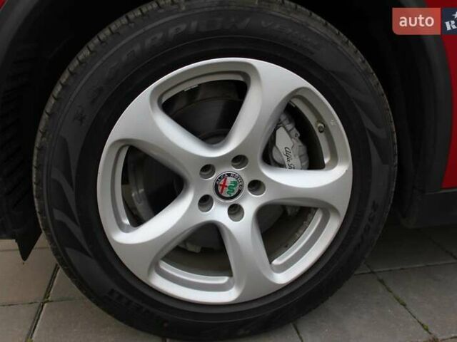 Красный Альфа Ромео Стелвио, объемом двигателя 2 л и пробегом 63 тыс. км за 21900 $, фото 22 на Automoto.ua