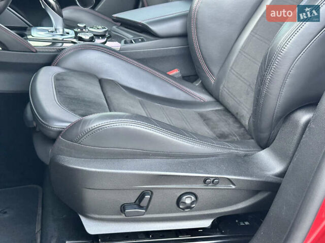 Красный Альфа Ромео Стелвио, объемом двигателя 2.9 л и пробегом 72 тыс. км за 44000 $, фото 35 на Automoto.ua