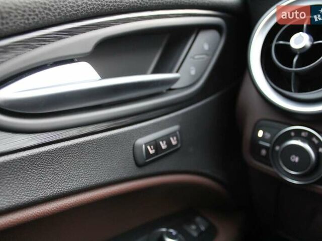 Красный Альфа Ромео Стелвио, объемом двигателя 2 л и пробегом 63 тыс. км за 21900 $, фото 41 на Automoto.ua