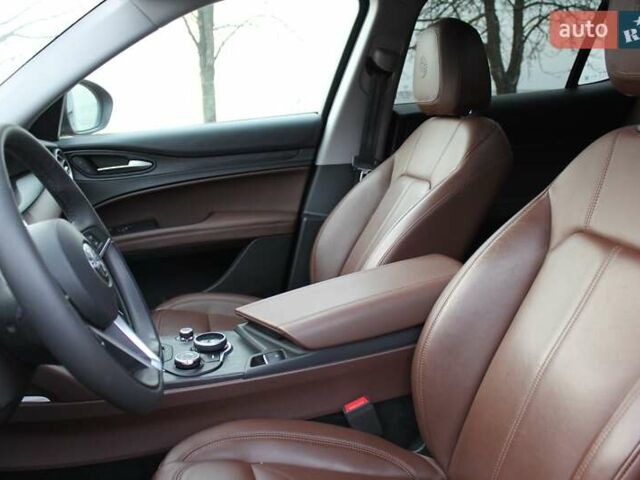 Красный Альфа Ромео Стелвио, объемом двигателя 2 л и пробегом 63 тыс. км за 21900 $, фото 29 на Automoto.ua