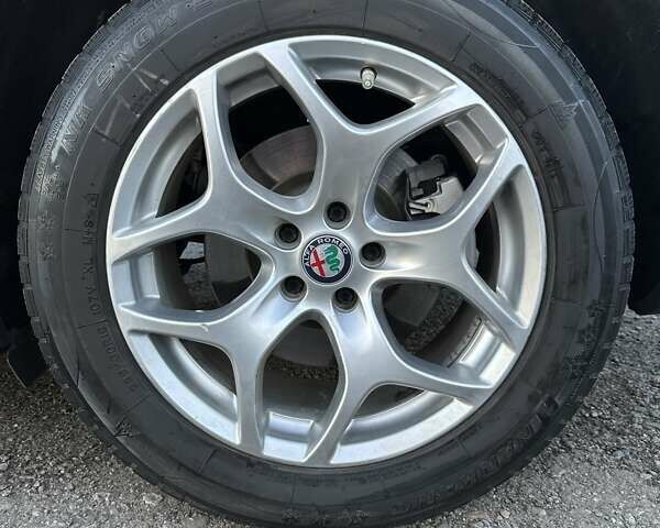 Красный Альфа Ромео Стелвио, объемом двигателя 2 л и пробегом 61 тыс. км за 19200 $, фото 8 на Automoto.ua