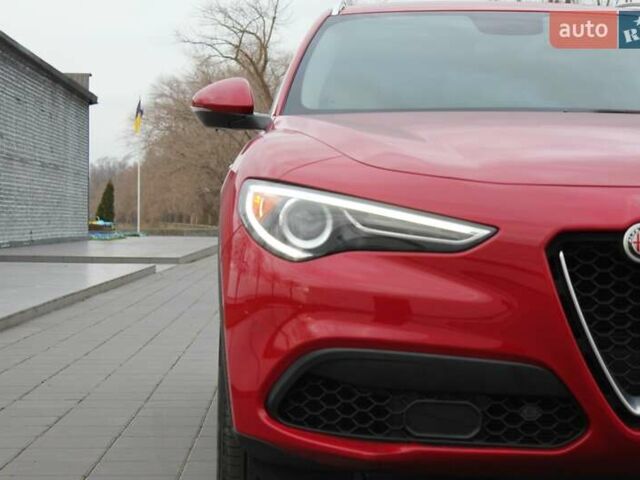Красный Альфа Ромео Стелвио, объемом двигателя 2 л и пробегом 63 тыс. км за 21900 $, фото 6 на Automoto.ua
