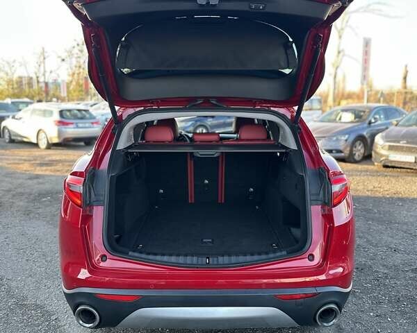 Красный Альфа Ромео Стелвио, объемом двигателя 2 л и пробегом 61 тыс. км за 19200 $, фото 15 на Automoto.ua