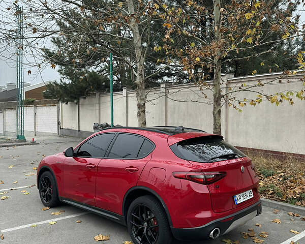 Красный Альфа Ромео Стелвио, объемом двигателя 2 л и пробегом 96 тыс. км за 20900 $, фото 1 на Automoto.ua