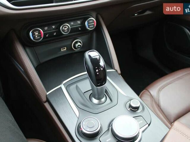 Красный Альфа Ромео Стелвио, объемом двигателя 2 л и пробегом 63 тыс. км за 21900 $, фото 42 на Automoto.ua