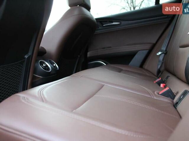 Красный Альфа Ромео Стелвио, объемом двигателя 2 л и пробегом 63 тыс. км за 21900 $, фото 32 на Automoto.ua