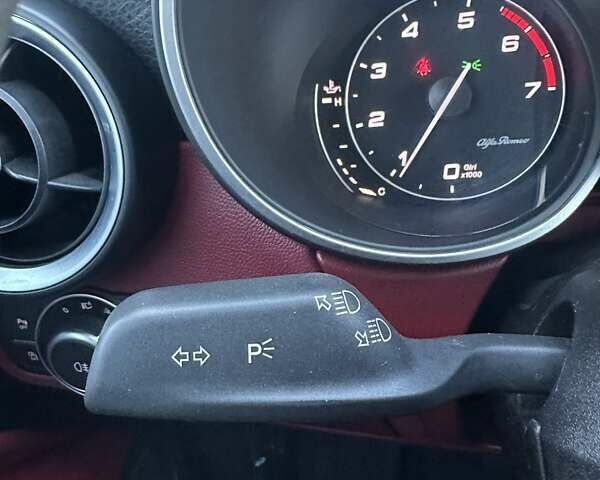 Красный Альфа Ромео Стелвио, объемом двигателя 2 л и пробегом 61 тыс. км за 19200 $, фото 46 на Automoto.ua