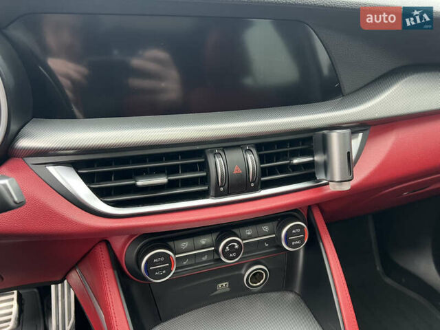 Красный Альфа Ромео Стелвио, объемом двигателя 2 л и пробегом 145 тыс. км за 19500 $, фото 2 на Automoto.ua