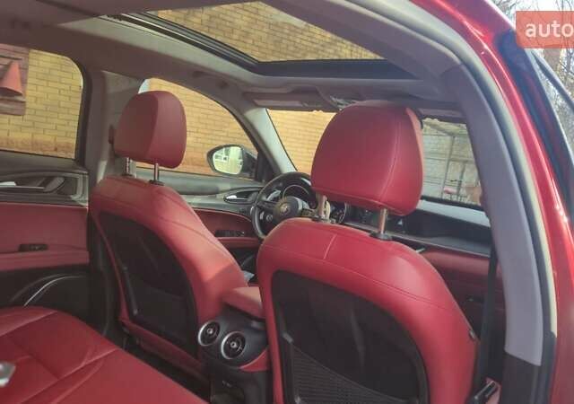 Красный Альфа Ромео Стелвио, объемом двигателя 2 л и пробегом 66 тыс. км за 28500 $, фото 12 на Automoto.ua