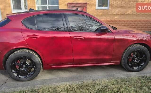 Красный Альфа Ромео Стелвио, объемом двигателя 2 л и пробегом 66 тыс. км за 28500 $, фото 4 на Automoto.ua