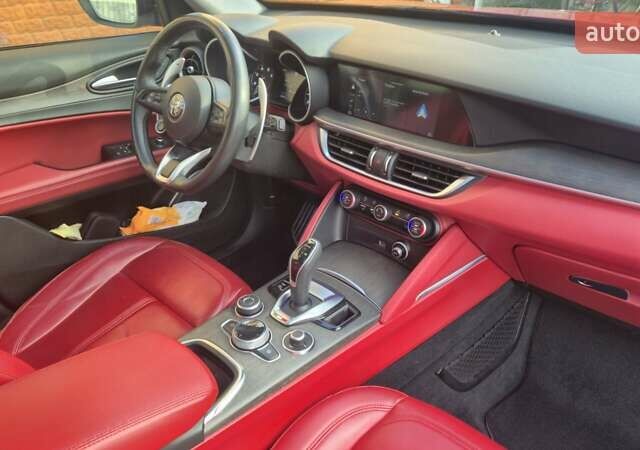 Красный Альфа Ромео Стелвио, объемом двигателя 2 л и пробегом 66 тыс. км за 28500 $, фото 14 на Automoto.ua