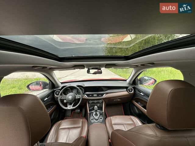 Красный Альфа Ромео Стелвио, объемом двигателя 2 л и пробегом 55 тыс. км за 26500 $, фото 4 на Automoto.ua