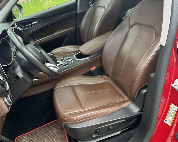 Красный Альфа Ромео Стелвио, объемом двигателя 2 л и пробегом 55 тыс. км за 26500 $, фото 32 на Automoto.ua